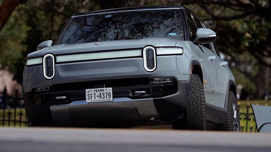 Milliarden will VW in den US-amerikanischen E-Auto-Hersteller Rivian investieren. Rivian ist ein Tesla-Herausforderer, der bisher nicht aus den roten Zahlen herauskam. (im Bild ein Rivian-Sportwagen, Aufnahme vom Februar 2023)