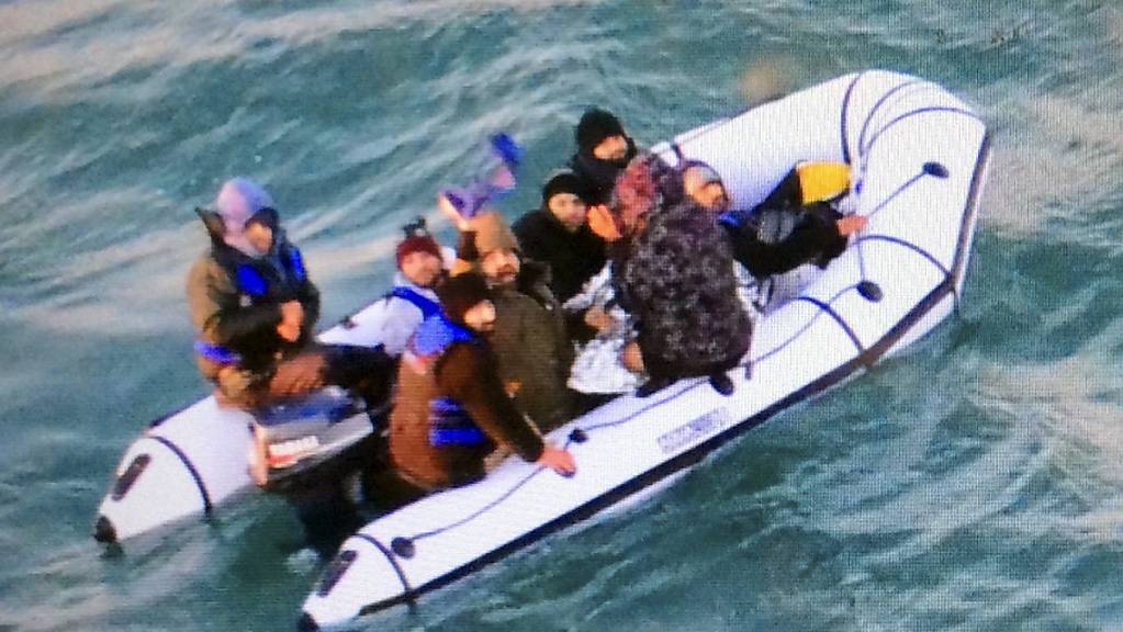 Migranten auf einem Schlauchboot im Ärmelkanal. (Archivbild)