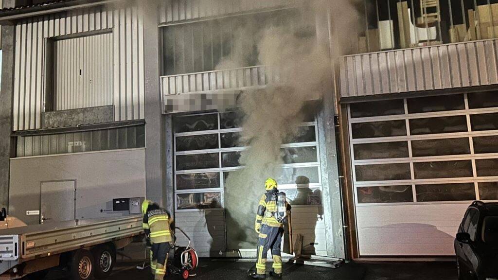 Das Feuer verursachte dichten Rauch.
