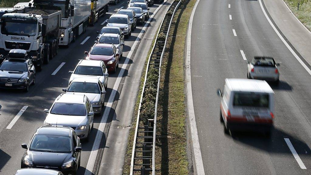 Das Bundesgericht hat Beschwerden von zwei Luzerner Gemeinden im Zusammenhang mit Lärmsanierungen an der stark befahrenen Autobahn A2 gutgeheissen. (Archivbild)