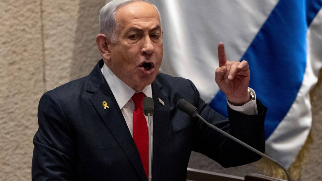 ARCHIV - Israels Ministerpräsident Benjamin Netanjahu spricht vor Gesetzgebern in der Knesset, dem israelischen Parlament. Foto: Ohad Zwigenberg/AP/dpa