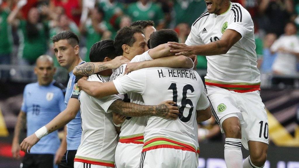 Die mexikanischen Spieler jubeln über das entscheidende 3:1