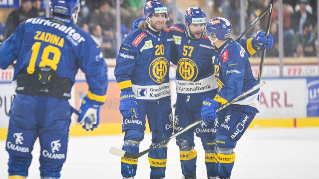 David Barandun (Nr. 57) lässt sich von seinen Teamkollegen feiern