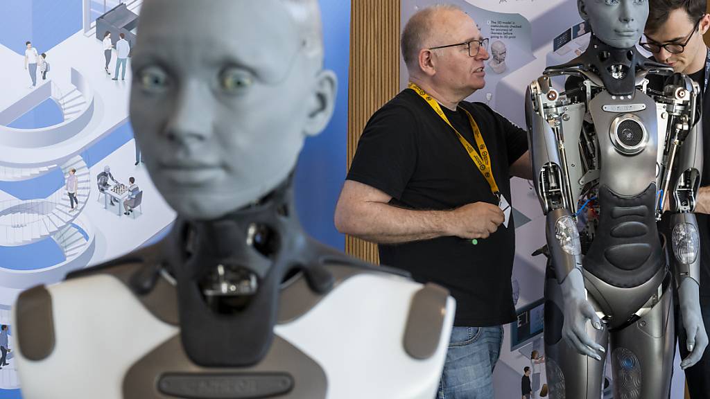 Humanoide Roboter, wie der Roboter Ameca im Bild, sind Menschen einer Studie zufolge nach wie vor unterlegen. (Archivbild)