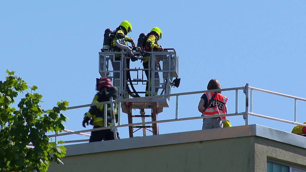 Herisau: Dachbrand in Mehrfamilienhaus