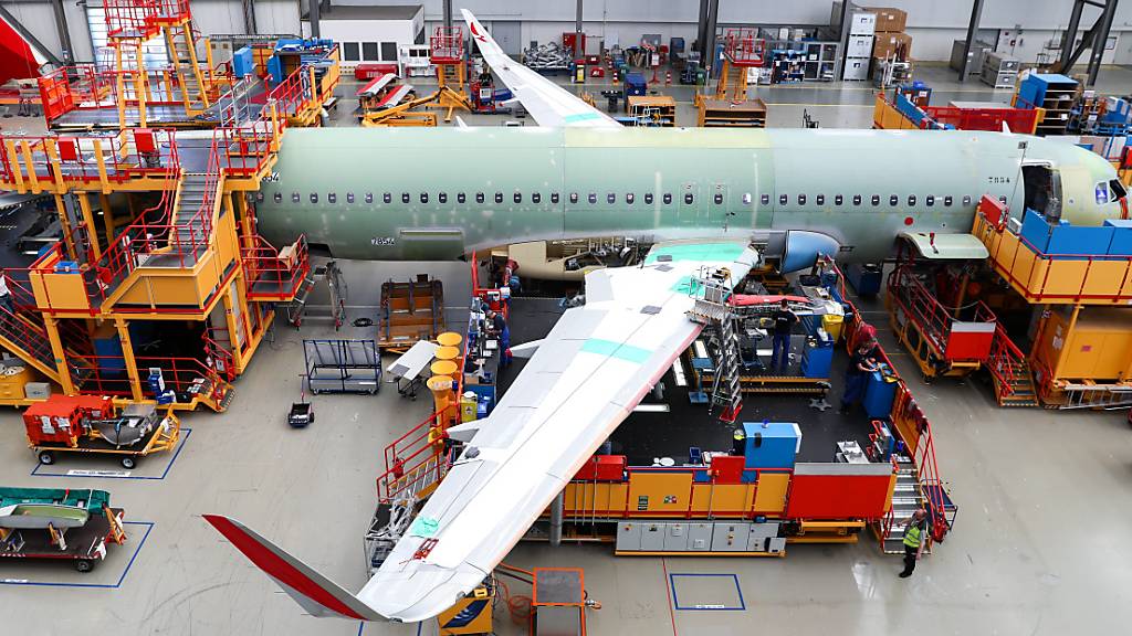 Der Flugzeugbauer Airbus hat 2020 trotz der Coronapandemie, die die Luftfahrt in eine nie dagewesene Krise gestürzt hat, mehr Aufträge kassiert als Stornierungen. (Symbolbild)