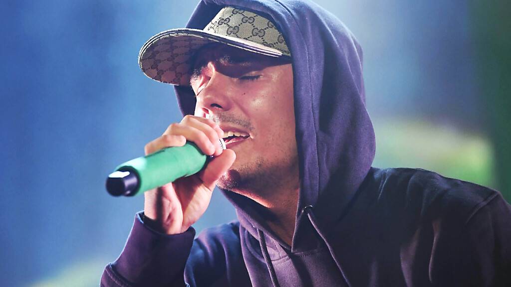 ARCHIV - Capital Bra, deutscher Rapper, tritt in der Maimarkthalle während seines Tourauftakts auf. Foto: Uli Deck/dpa