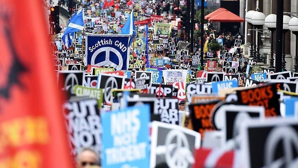 Das Anliegen mobilisiert die Massen: Zehntausende gingen in London auf die Strasse, um gegen die Erneuerung des britischen Atomwaffenprogramms zu demonstrieren.