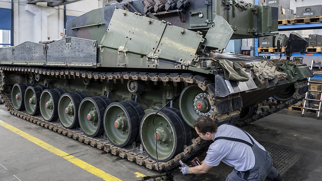 Der Militär-Dachverband VMG will rasch neue Panzer und überzählige verkaufen: Leopard-2 bei der Wartung in Thun. (Archivbild)