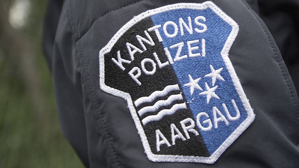 Das Logo der Kantonspolizei Aargau auf der Uniform eines Polizisten: Laut Polizei war ein 39-Jähriger betrunken in seinem neuen Tesla unterwegs, auf dem Schoss sein Kind. (Symbolbild)