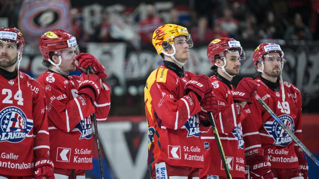 Ratlose Gesichter: Die Rapperswil-Jona Lakers warten mittlerweile seit 226 Minuten auf ein eigenes Tor