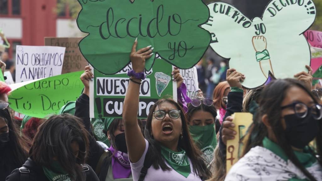 ARCHIV - Frauen protestieren am 28.09.2022 in Mexiko-Stadt für das Recht auf sichere Abtreibung. Foto: Marco Ugarte/AP/dpa