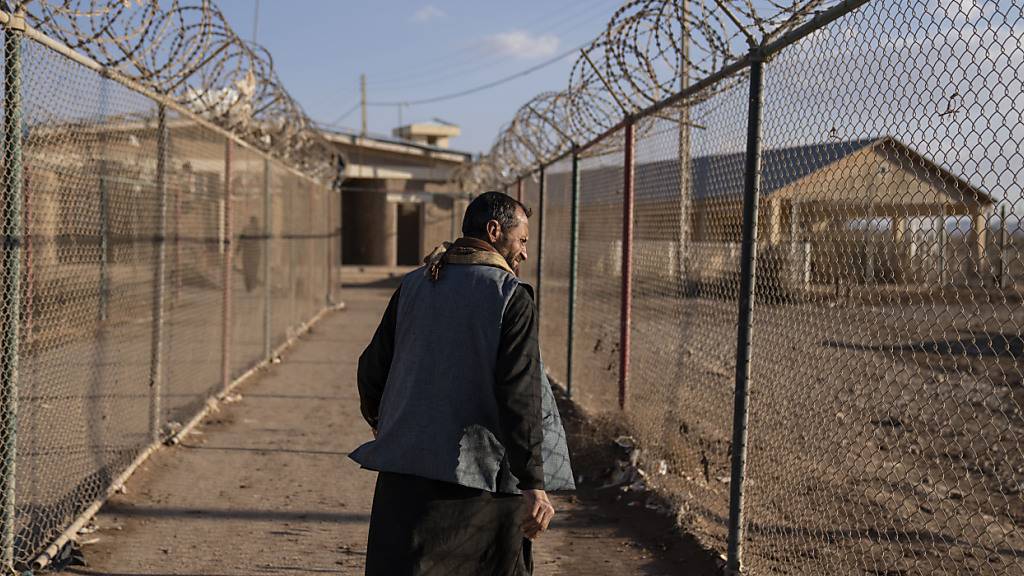 ARCHIV - Ein afghanischer Mann geht am afghanisch-iranischen Grenzübergang Islam Qala entlang. Foto: Petros Giannakouris/AP/dpa