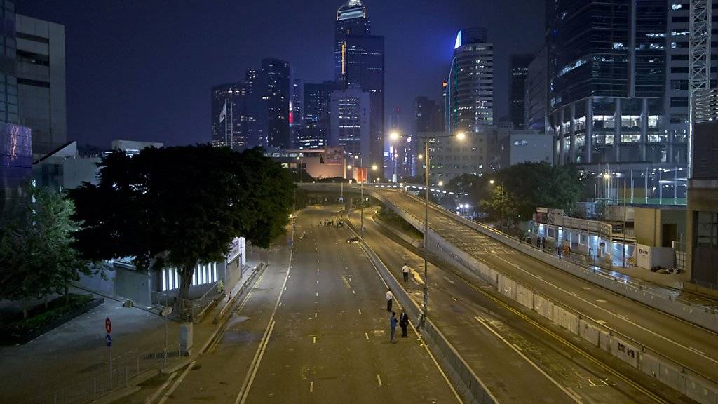 Blick auf die Hongkonger Skyline: China verbietet sich britische Vorwürfe, wonach chinesische Behörden einen Buchhändler von Hongkong aufs Festland verschleppt haben sollen. (Archivbild)