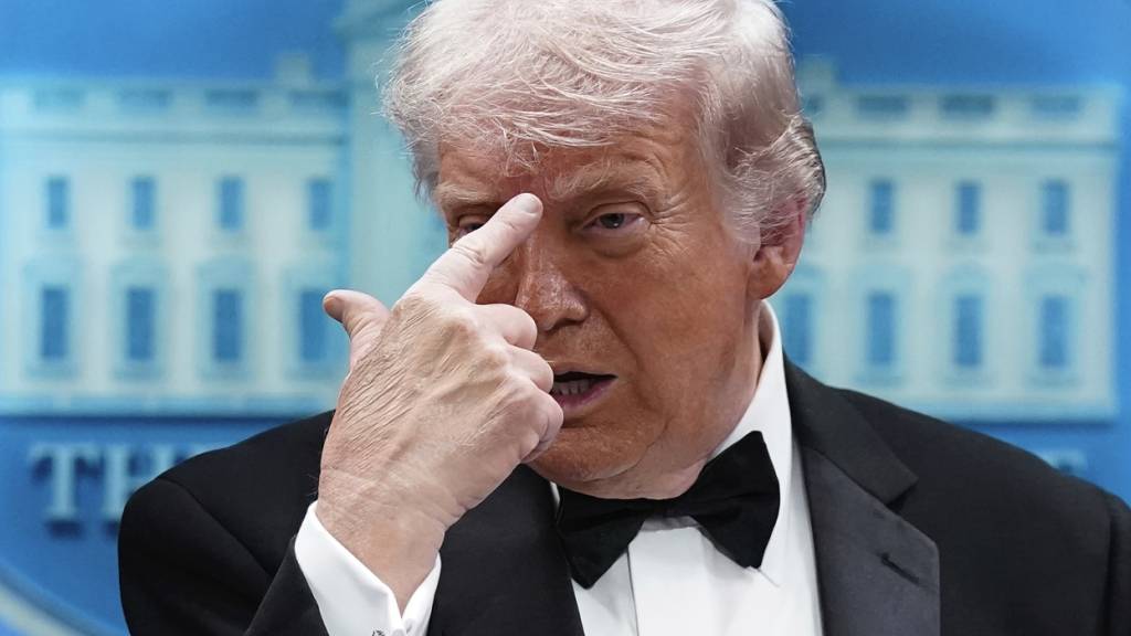 dpatopbilder - US-Präsident Donald Trump spricht nach dem Vorfall beim jährlichen White House Correspondents' Association Dinner. Foto: Jose Luis Magana/AP/dpa