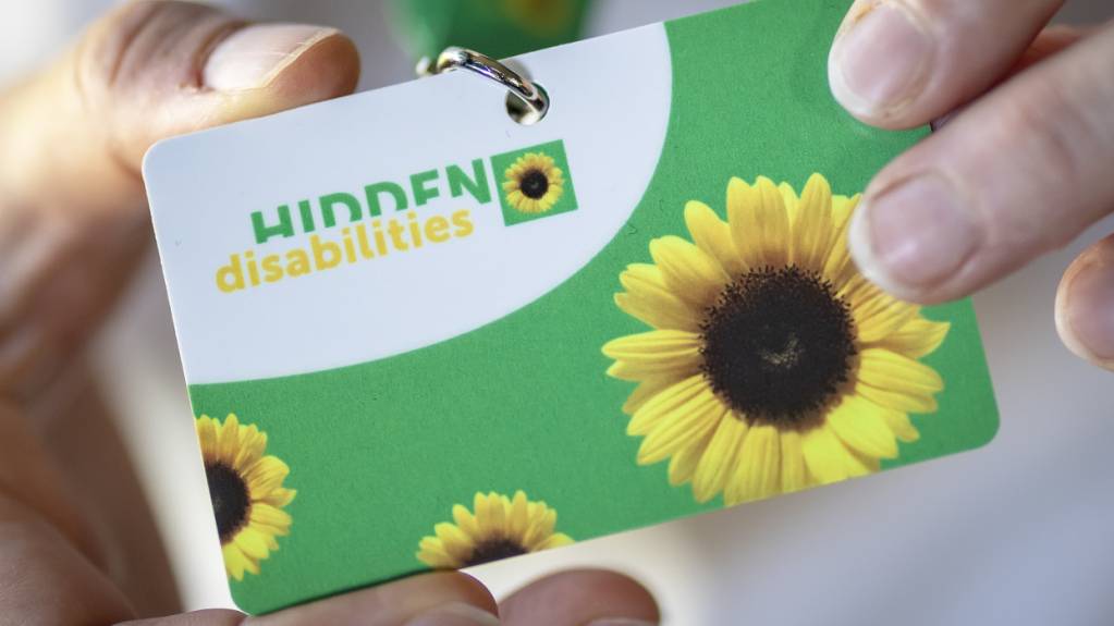Der Sonnenblumen-Umhängebändel für Reisende mit unsichtbaren Behinderungen ist ab sofort in allen SBB-Reisezentren erhältlich. (Archivbild)