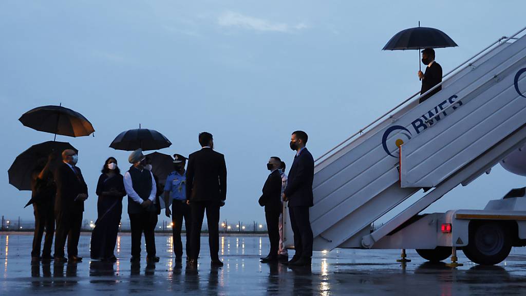 Antony Blinken, Außenminister der USA, kommt für ein Treffen mit seinen diplomatischen Amtskollegen am Flughafen von Neu Delhi an. Foto: Jonathan Ernst/Pool Reuters/AP/dpa