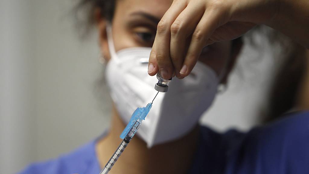 Eine Krankenschwester bereitet eine Impfung von Pfizer-BioNtech gegen Covid-19 vor.