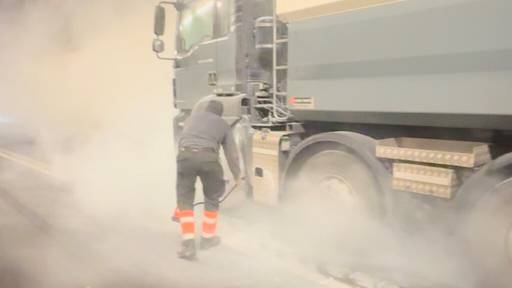 Lastwagen fängt Feuer in Tunnel auf der A8 bei Hergiswil NW