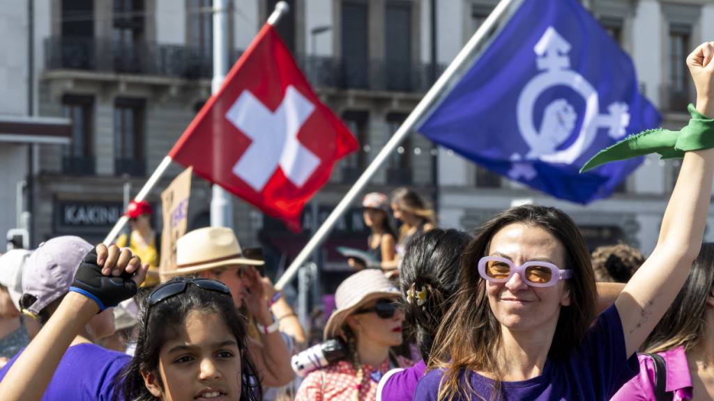 In vielen Städten in der Schweiz finden anlässlich des feministischen Streiktags Demonstrationen statt. In Genf richten sich die Proteste auch gegen den G7-Gipfel im französischen Evian. (Archivbild)