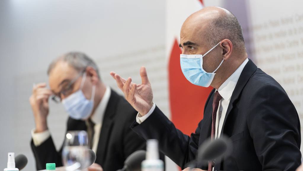 Bundespräsident Parmelin und Gesundheitsminister Berset stellen das Covid-19-Gesetz vor.