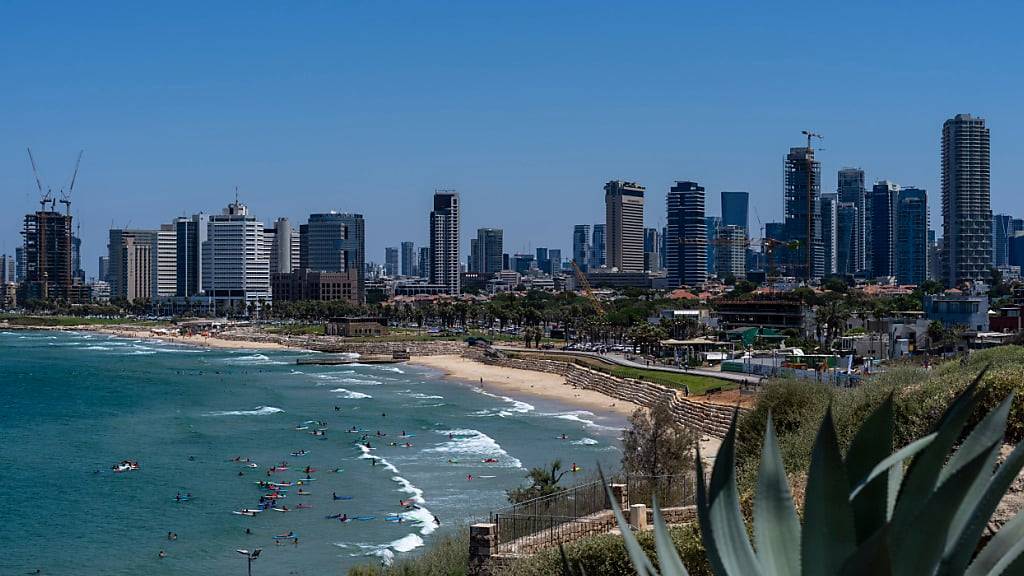 ARCHIV - Die Küstenpromenade vor Tel Aviv. Foto: Ariel Schalit/AP/dpa