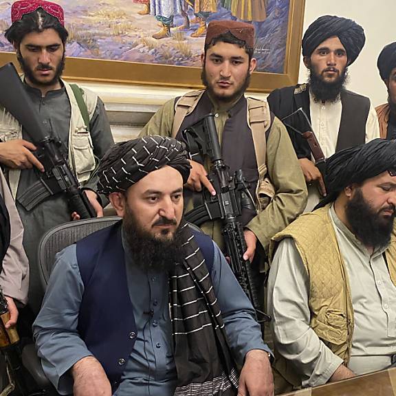 Präsident flieht – Taliban rücken in Kabul ein