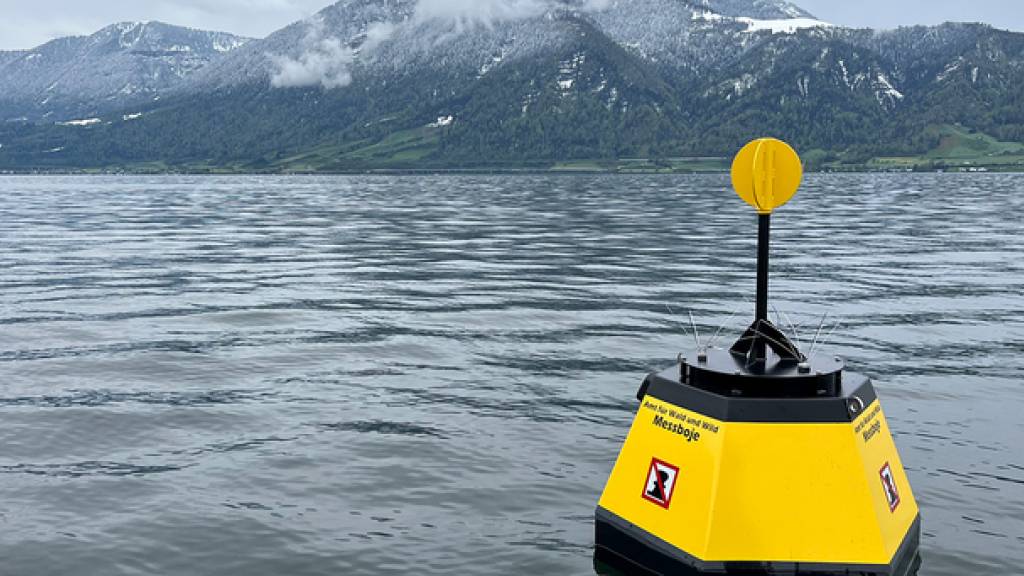 An dieser Boje ist das Aquascope im Zugersee verankert.