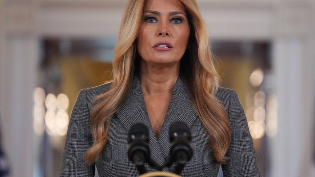 First Lady Melania Trump spricht im großen Foyer des Weißen Hauses zu Journalisten. Foto: Jacquelyn Martin/AP/dpa