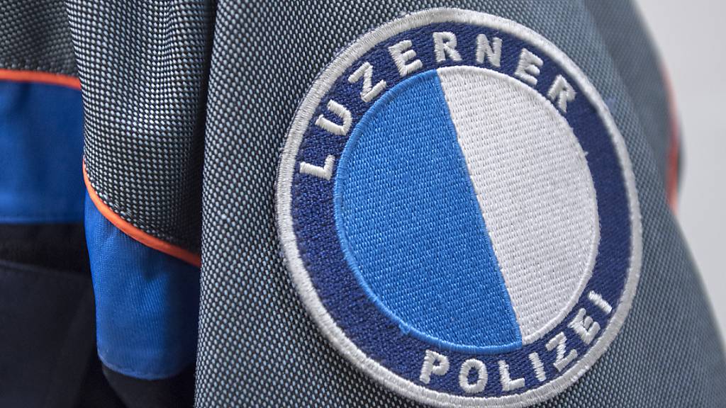 Die Luzerner Polizei sucht einen unbekannten Autofahrer, der sich einer Kontrolle entzogen hat. (Symbolbild)
