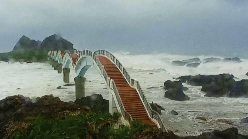 Der Taifun «Podul» steuerte mit Windböen von bis zu 178 Stundenkilometern auf Taiwan zu.