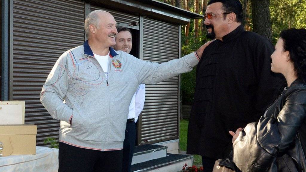 Der weissrussische Präsident Alexander Lukashenko (links) heisst den US-Actionschauspieler Steven Seagal willkommen (Archiv)