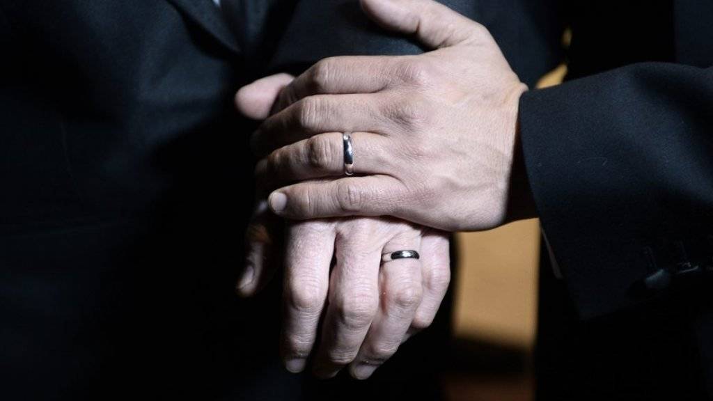 Schwule und Lesben dürfen in Norwegen künftig auch in der Kirche heiraten. (Symbolbild)