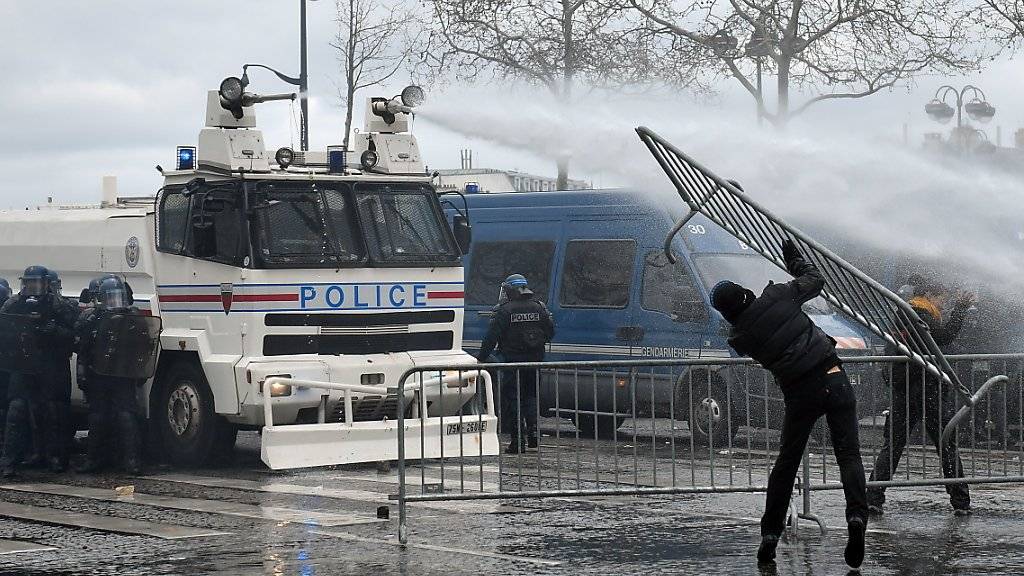 Die Polizei setzte Wasserwerfer und Tränengas gegen die «Gelbwesten»-Demonstranten in Paris ein.