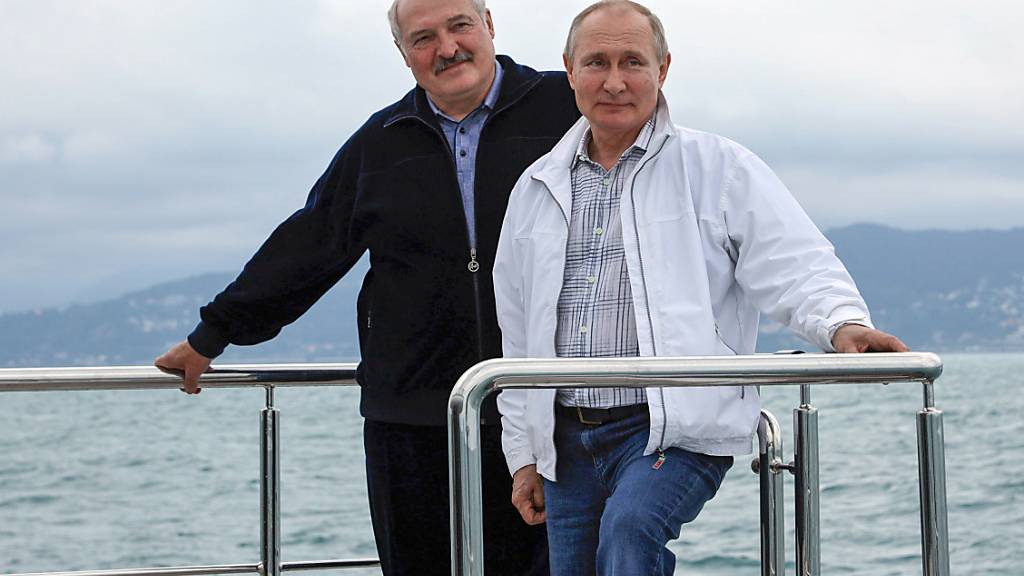 dpatopbilder - Wladimir Putin (r), Präsident von Russland, und Alexander Lukaschenko, Präsident von Belarus, stehen auf einem Boot während ihres Treffens in Sotschi am Schwarzen Meer. Russland will das autoritär geführte Belarus bis Ende Juni mit einem Kredit in Höhe von 500 Millionen US-Dollar (ca. 410 Millionen Euro) unterstützen. Foto: Sergei Ilyin/Pool Sputnik Kremlin/AP/dpa