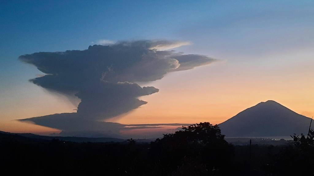 Indonesischer Vulkan spuckt zehn Kilometer hohe Aschesäule