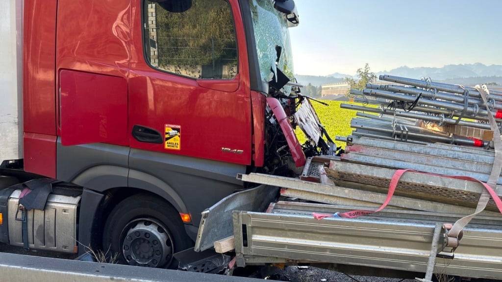 Beim Zusammenprall zwischen einem Lastwagen und einem Anhänger verletzte sich am Dienstagmorgen in Eschenbach LU eine Person.