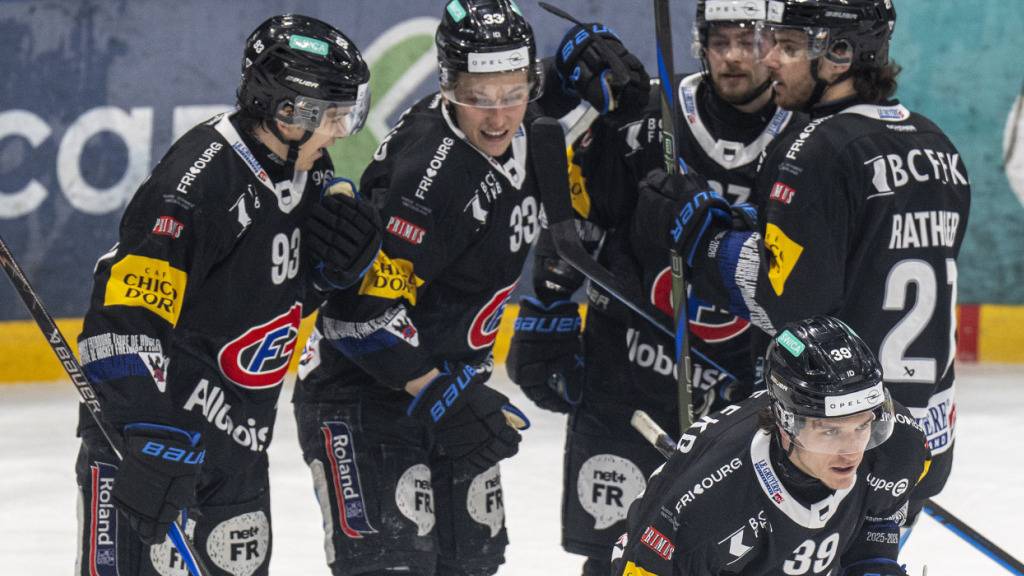 Am Ende jubelten nach einer dramatischen Partie die Spieler von Fribourg-Gottéron