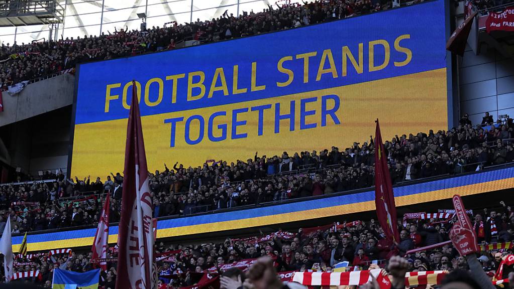 Beim Ligacup-Final zwischen Liverpool und Chelsea wird auf dem Stadion-Bildschirm eine Botschaft in den ukrainischen Nationalfarben gezeigt.