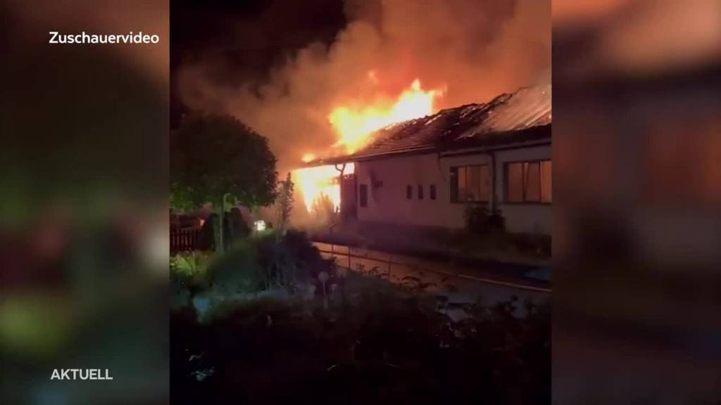 Grossbrand Büsserach: Aus einer Lagerhalle lodern Flammen – eine Person muss ins Spital