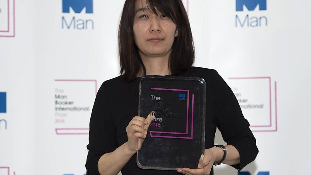 Ihr erster ins Englische übersetzter Roman gewinnt gleich den begehrten Booker-Preis: Autorin Han Kang aus Südkorea in London.