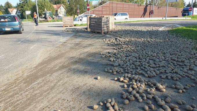 Kartoffeln behindern Strassenverkehr