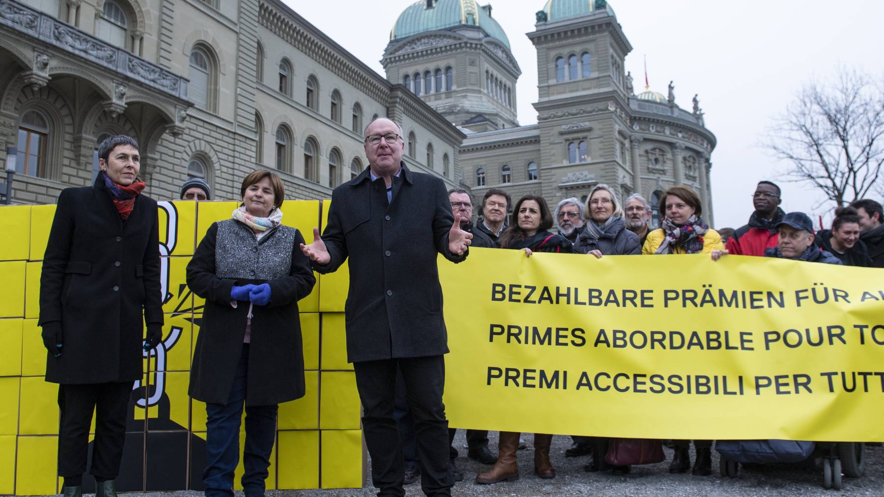 SP-Vertreter um Barbara Gysin, Marina Carobbio und Pierre-Yves Maillard (v.l.) reichen Ende Januar in Bern ihre Prämien-Entlastungs-Initiative ein.