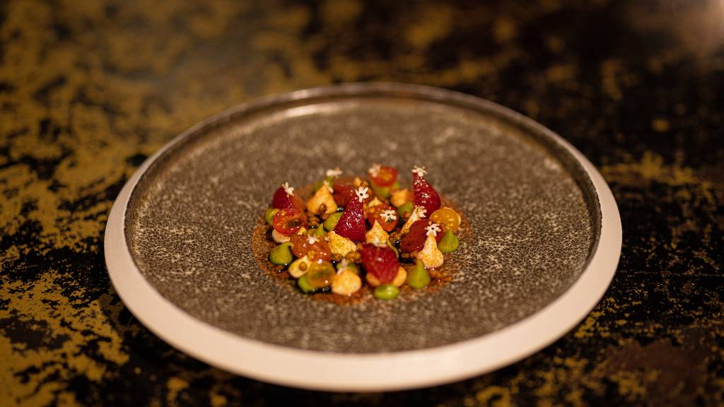 Tomaten-Predessert mit marinierten Erdbeeren und Eiger-Joghurt mit Basilikum und Holunderblüten