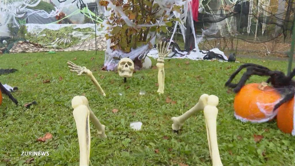 Halloween: Garten in Horrorpark verwandelt