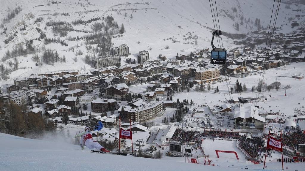 Das verschneite französische Dorf Val d'Isere ist regelmässig Austragungsort von Skirennen.