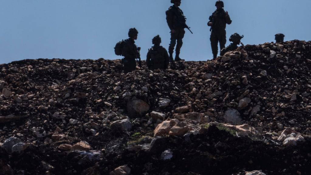 ARCHIV - Israelische Streitkräfte in einer Pufferzone nach dem Rückzug der israelischen Streitkräfte aus den Grenzdörfern im Südlibanon, von Nordisrael aus gesehen. Foto: Ariel Schalit/AP/dpa
