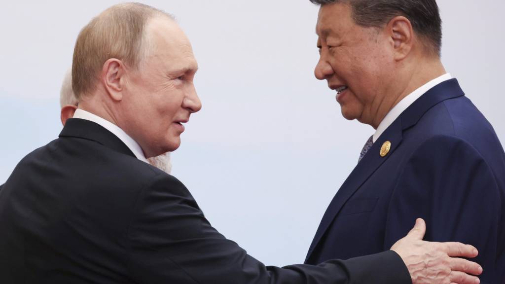 ARCHIV - Der russische Präsident Wladimir Putin (l) spricht mit dem chinesischen Präsidenten Xi Jinping während eines Familienfotos auf dem Gipfeltreffen der Shanghaier Organisation für Zusammenarbeit (SOZ). Foto: Alexander Kazakov/Pool Sputnik Kremlin/dpa