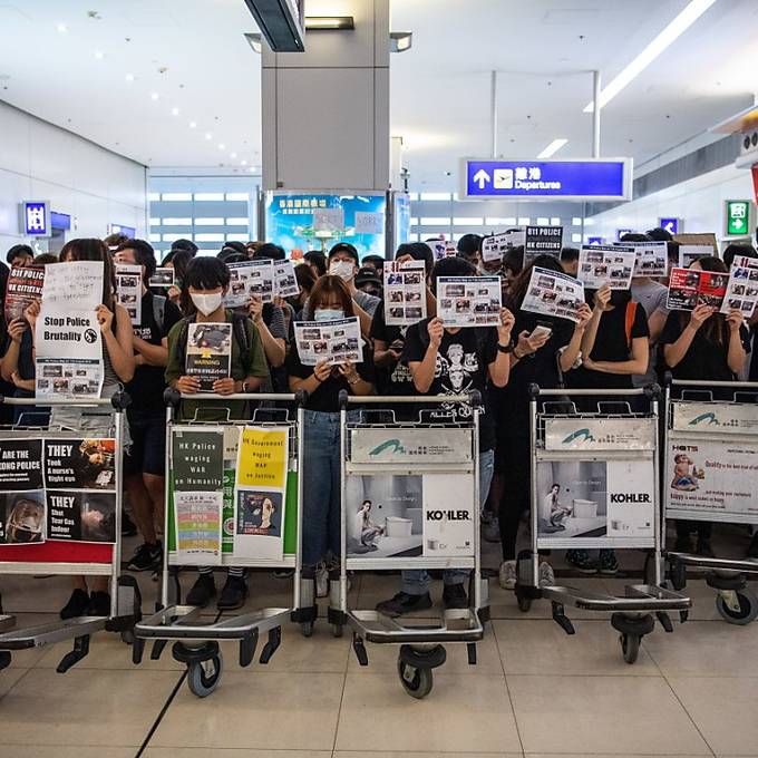 Demonstranten legen Hongkongs Airport lahm - Heftige Zusammenstösse