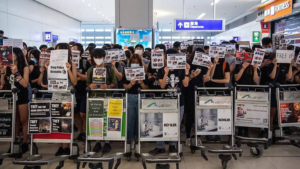 Protestierende blockieren am Dienstag am Hong Kong Chek Lap Kok International Airport den Abflugsektor am Terminal 2.